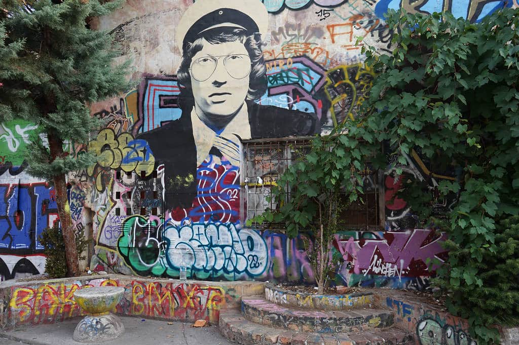 Spot de deal avec des débiles à Metelkova, le squat autogéré de Ljubjlana.