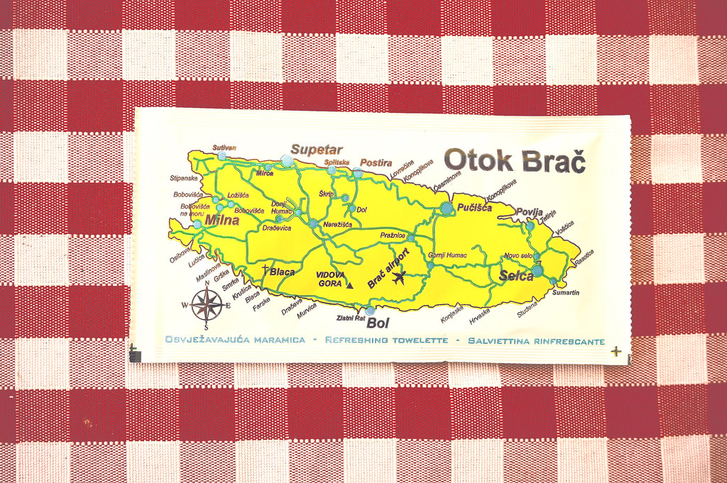 Carte de l'île de Brac (Croatie) sur une nappe à carreaux.