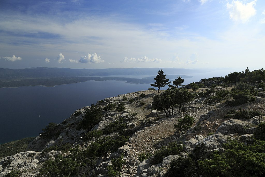 Vue depuis le sommet de Vidova Gora en direction de l'île de Hvar - Photo de Falk2 - Licence. ccbysa 4.0