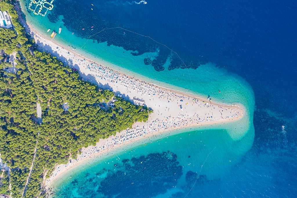 Plage de Zlatni Rat à Bol - Photo de dronepicr - Licence ccby 2.0