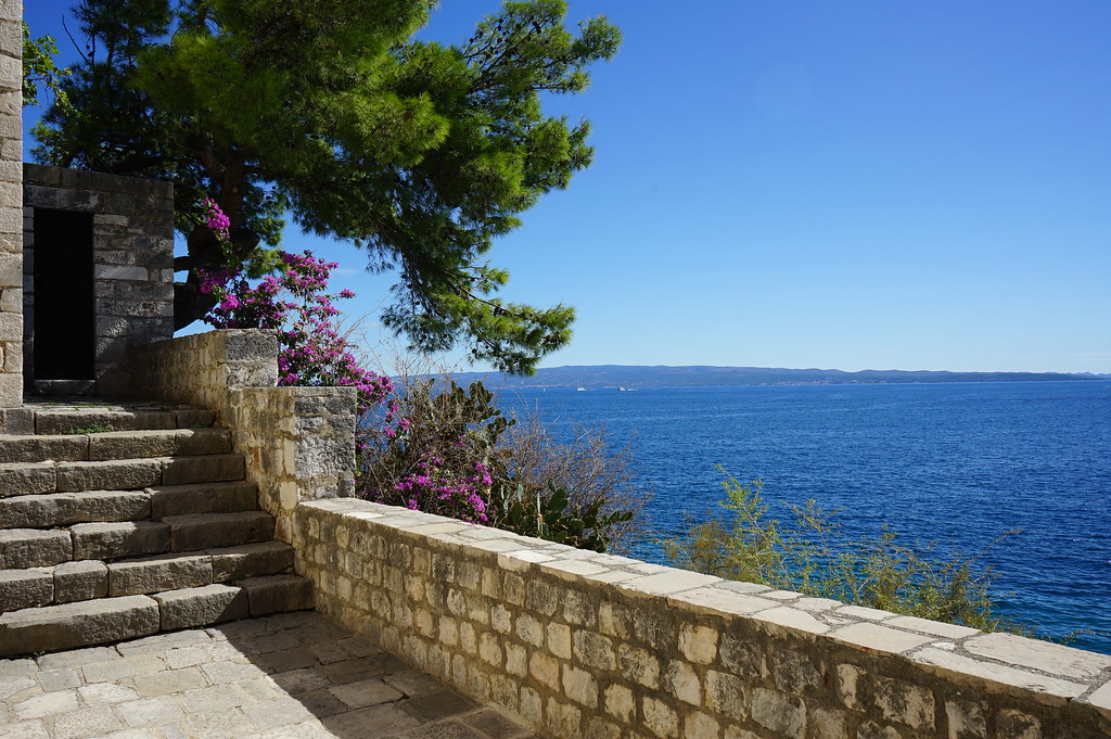 Balcon fleuri sur la mer à la chapelle Mestrovic.