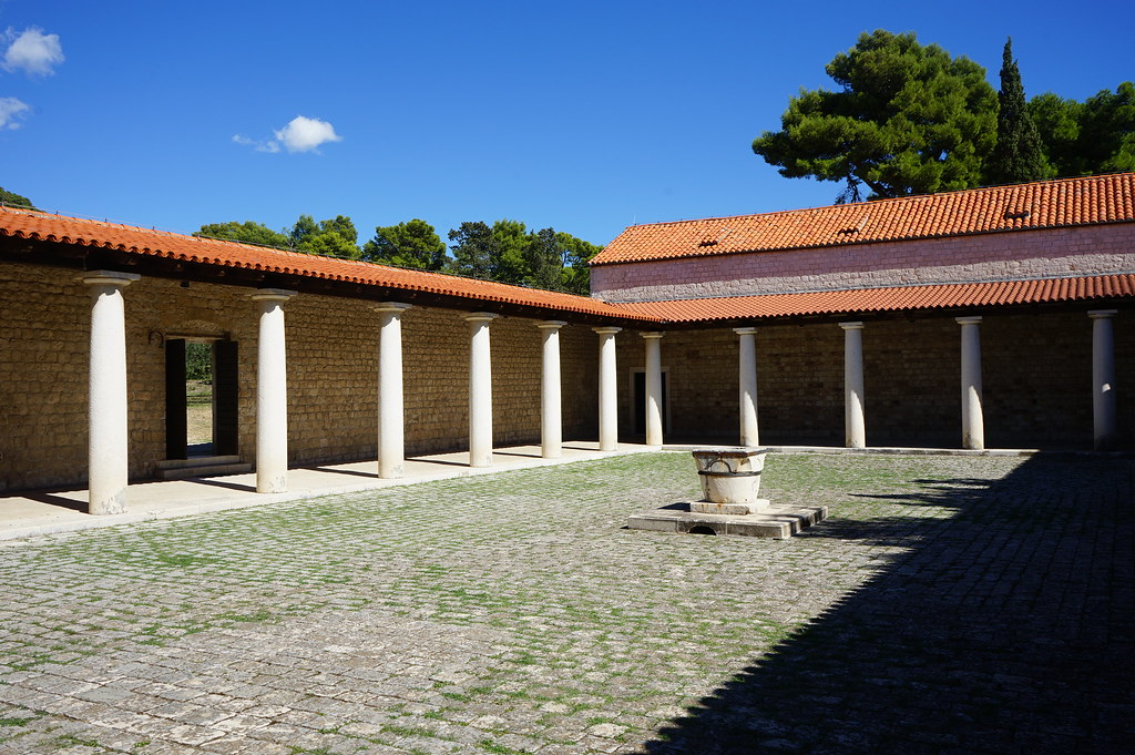 Cour-cloître du castelet.