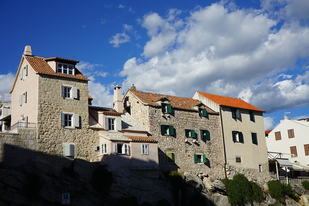 Maisons de pierre dans le quartier de Varos.