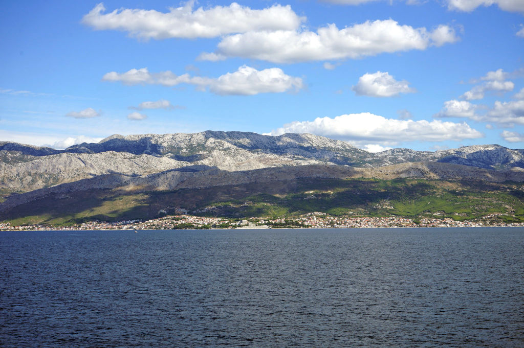 Montagne de Mosor depuis le ferry en direction de l'île de Brac.
