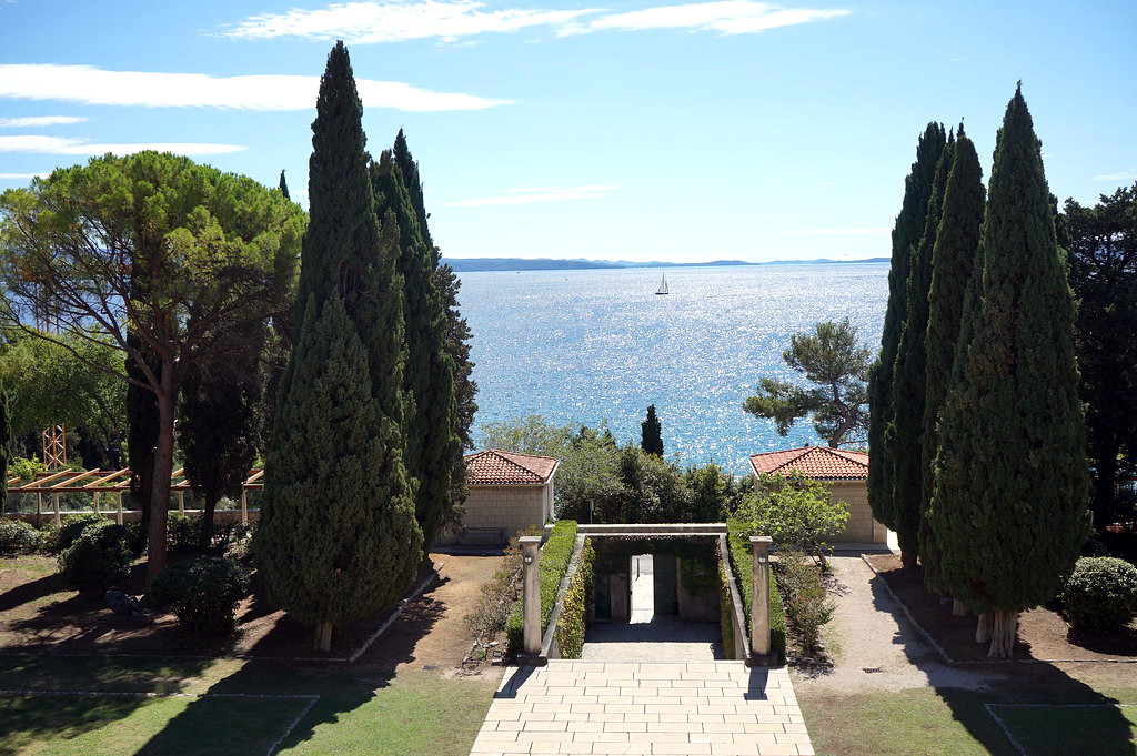 Vue sur le jardin et la mer depuis l'entrée du musée.