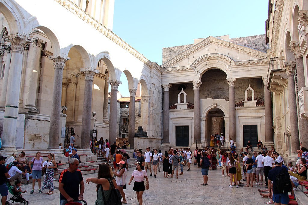 Peristyle dans la vieille ville de Split - Photo de Fred Romera