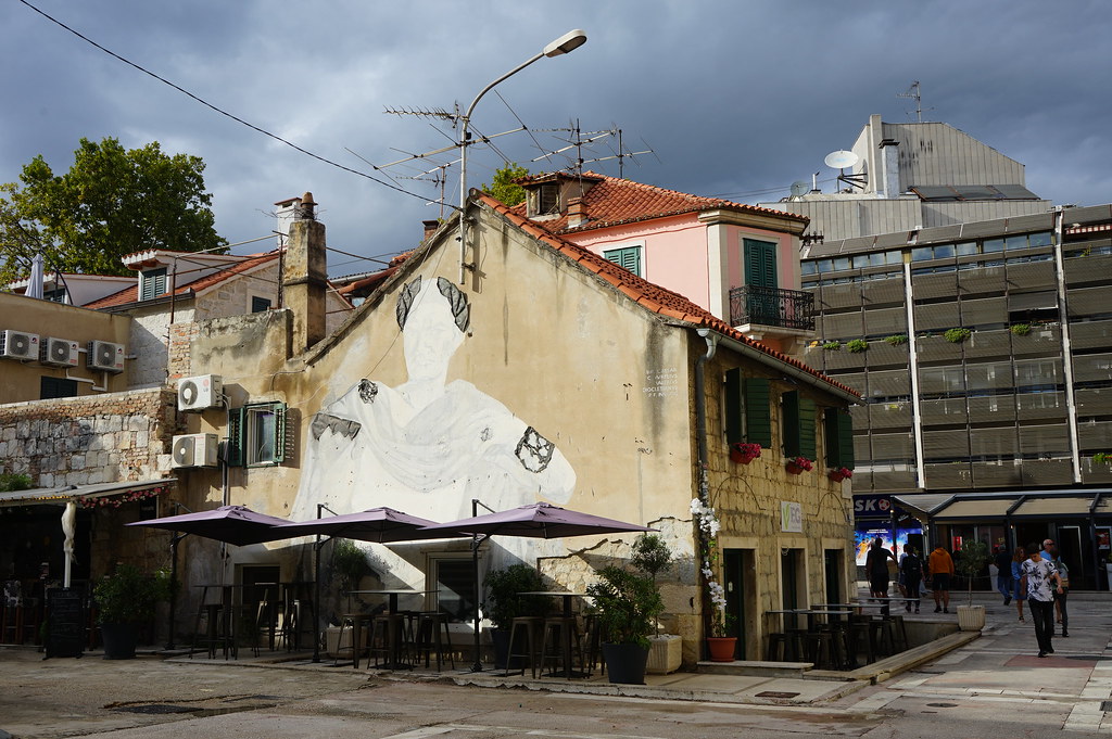 Street art et construction moderne à Split.