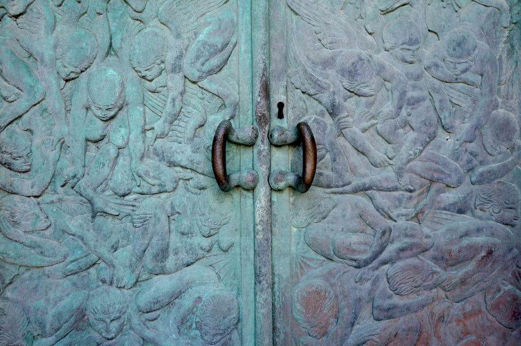 Détails de la porte du mausolée du cimetière de Supetar.