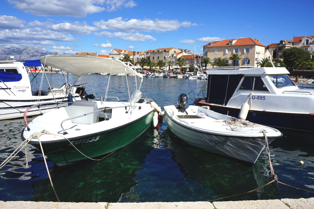 Dans le port de Supetar.