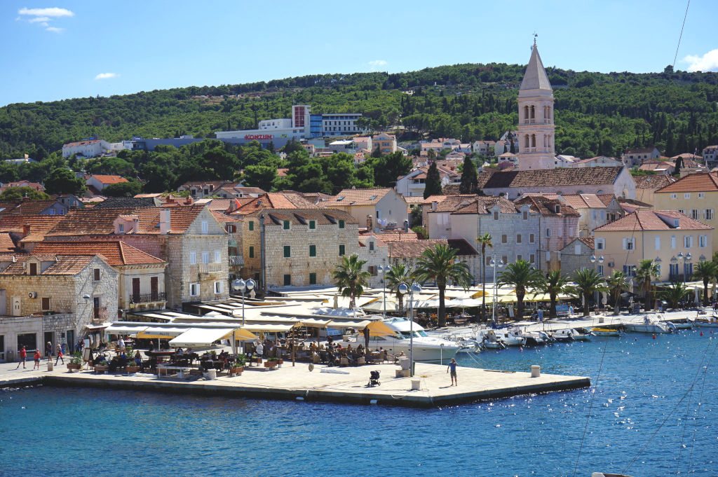 Supetar sur l'île de Brac depuis le pont du ferry.