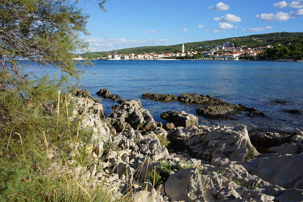 Vue sur Supetar depuis l'autre côté de la baie. 