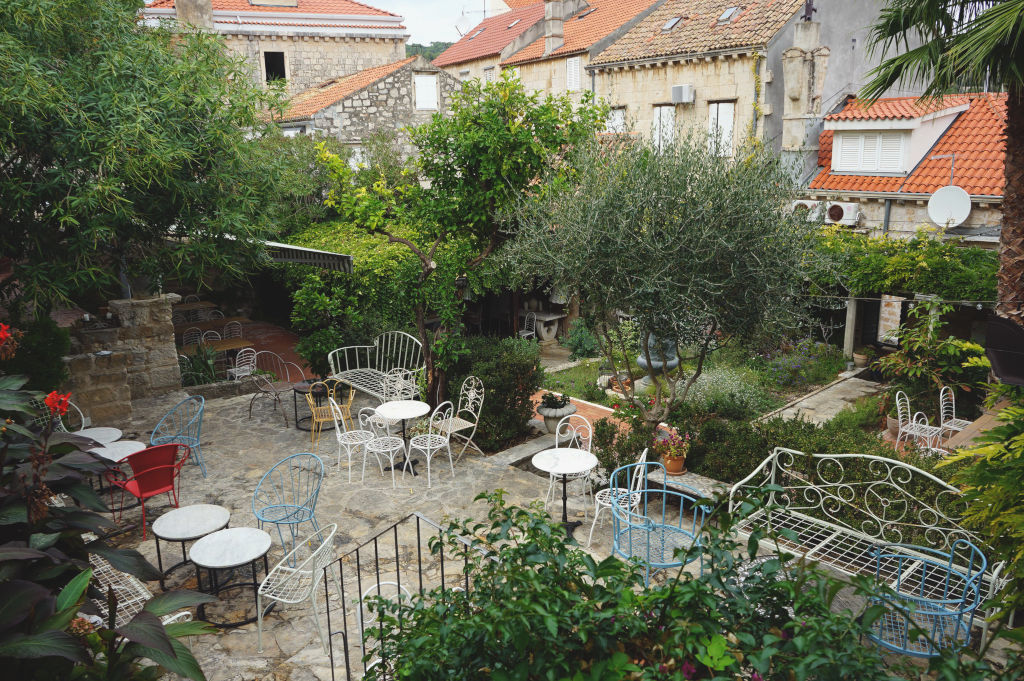 Dans la merveille cour du Lola konoba & Bar.