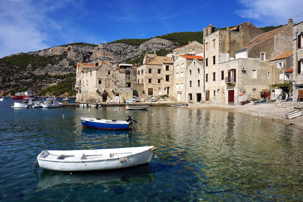 Dans le port de Komiza sur l'île de Vis au large de Split.