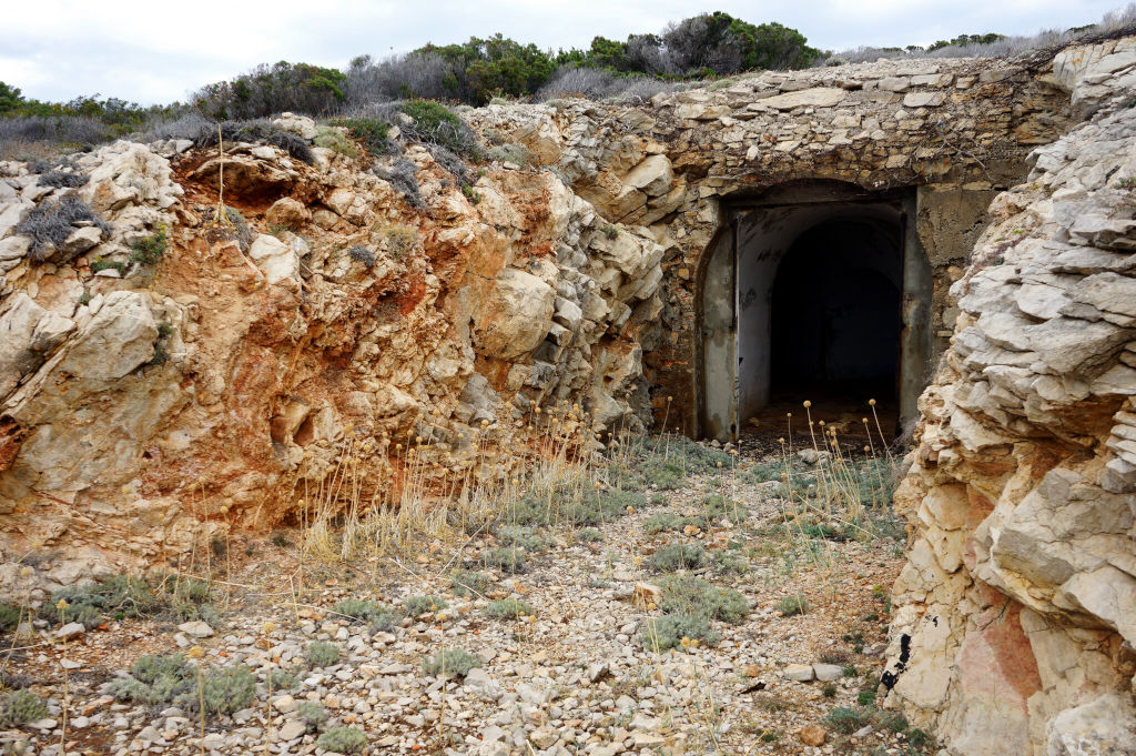 L'entrée d'un bunker sur l'île de Vis.