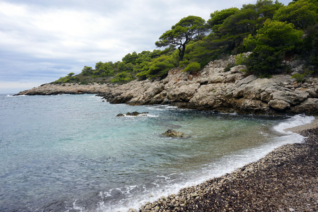 Plage sur une crique de l'île.