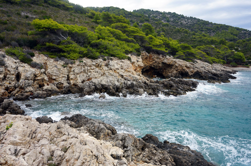 Rochers déchiquetés sur l'île de Vis.