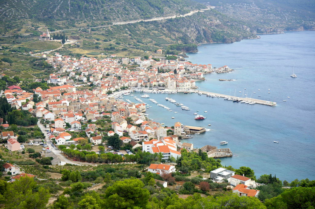 Vue sur le port de pêche de Komiza sur l'île de Vis.