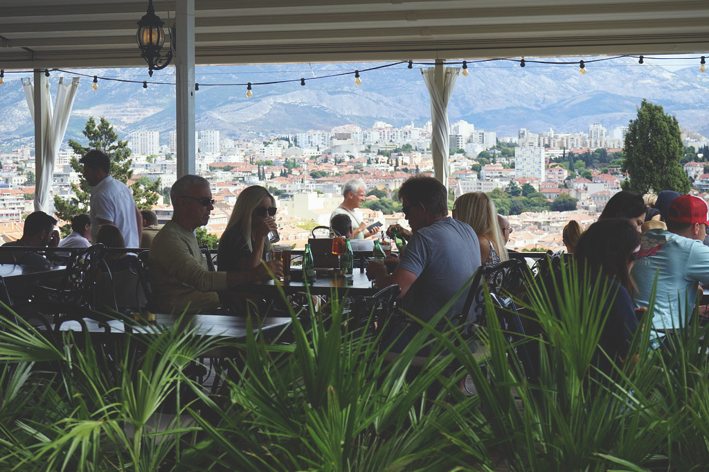 Vue sur la ville depuis une terrasse de la colline de Marjan.