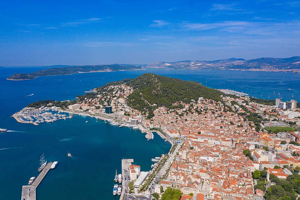 Vue aérienne de la colline de Marjan et la vieille ville de Split - Photo de Dronepicr - Licence ccby 2.0