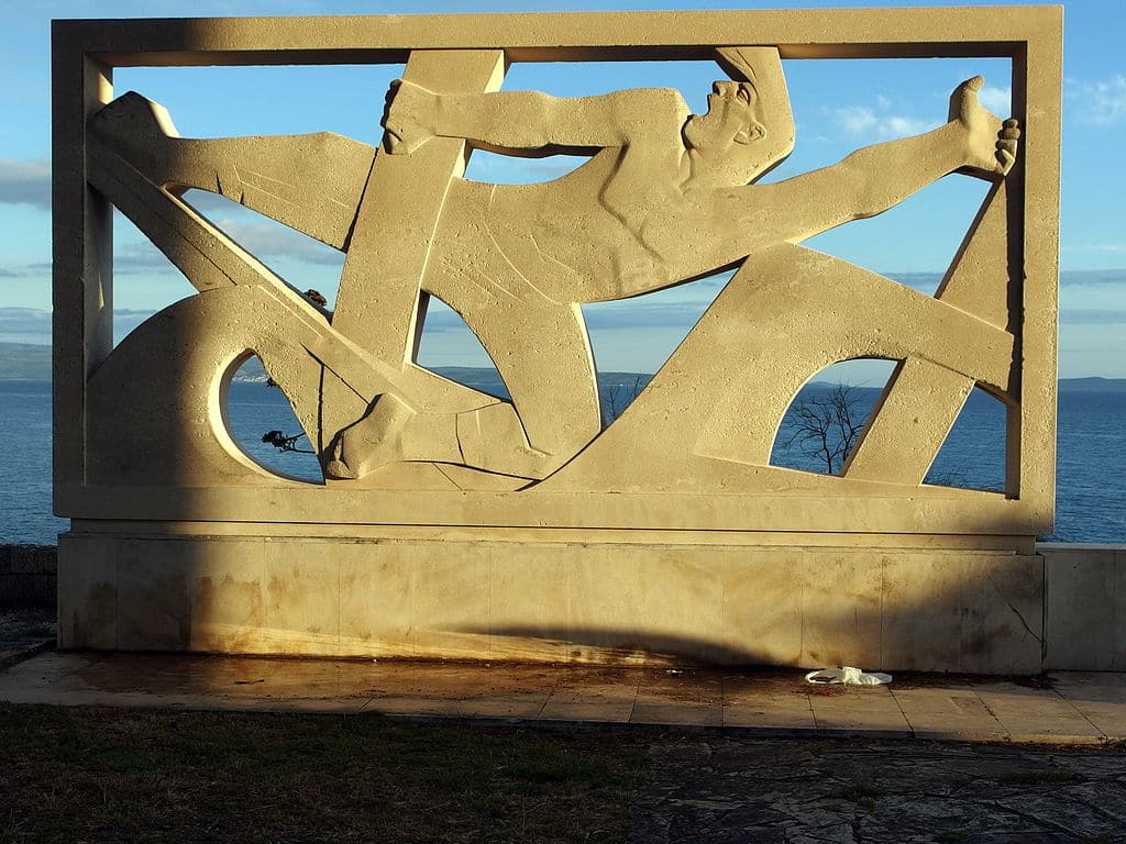 Sculpture au-dessus du port de ferry à Split - Photo de Mark Ahsmann - Licence ccbysa 3.0