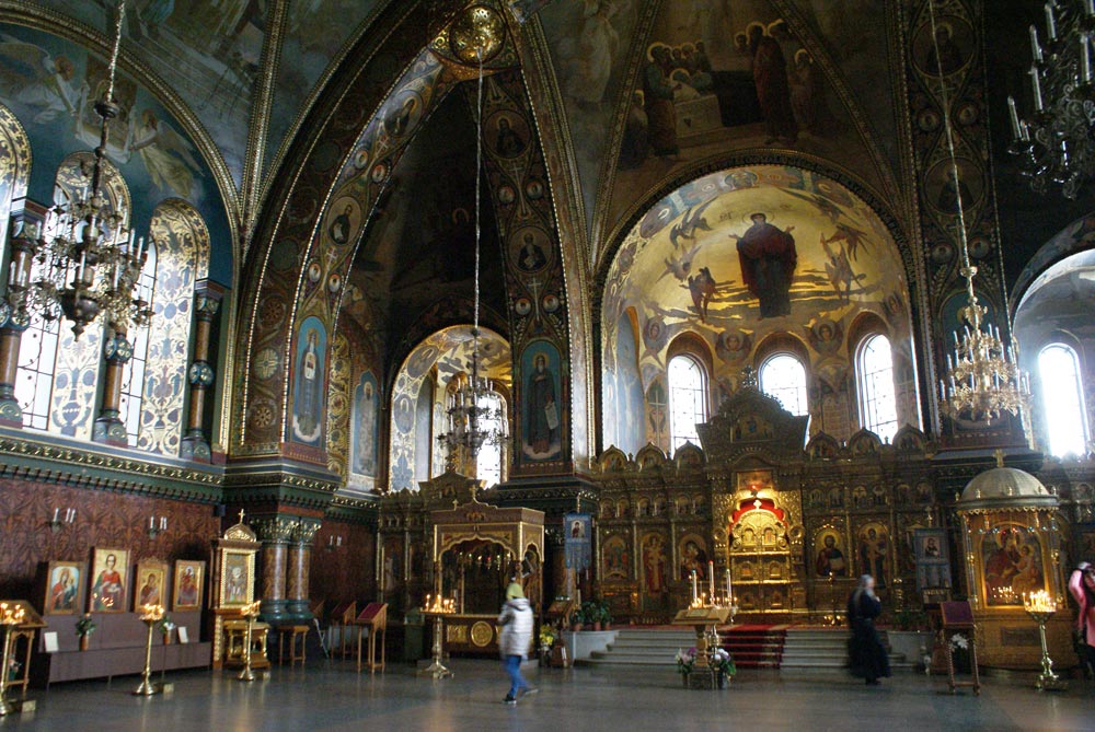 Intérieur de l'église de la Dormition de la Sainte Mère de Dieu à Saint Petersbourg 
