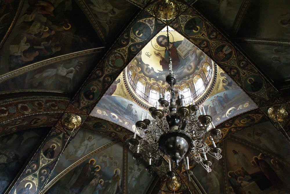 Intérieur de l'église de la Dormition de la Sainte Mère de Dieu à Saint Petersbourg 