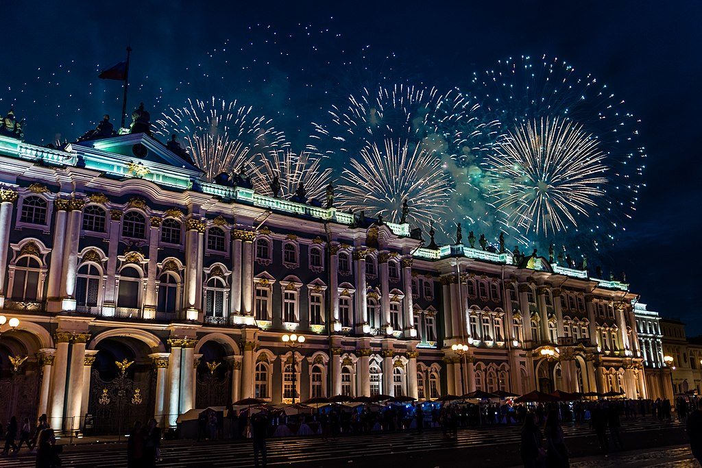 Feux d'artifices à Saint-Petersbourg pendant les nuits blanches - Photo d'Okras