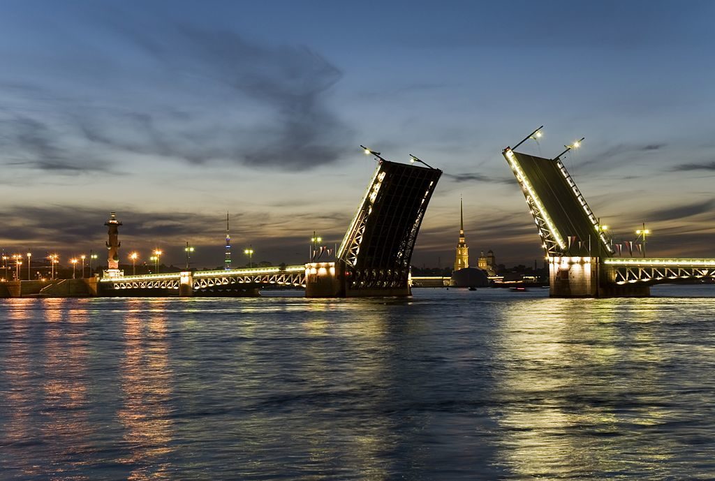 Levée des ponts sur la Néva pendant les nuits blanches à Saint Petersbourg. Photo de Markklimyuk9000