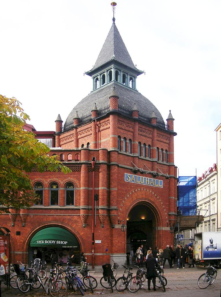 Saluhallen, halles de Stockholm dans le quartier d'Ostermalm à Stockholm - Photo d'Holger Ellgaard - Licence CCBYSA 4.0