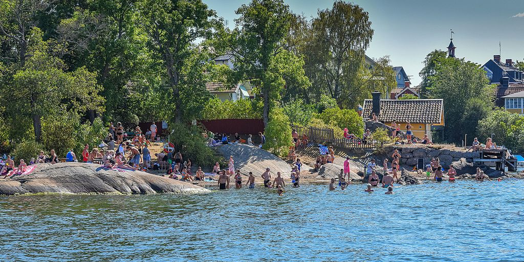 Vue sur une plage de l'île de Vaxholm en Suède - Photo de Bengt Nyman - Licence CCBY 2.0