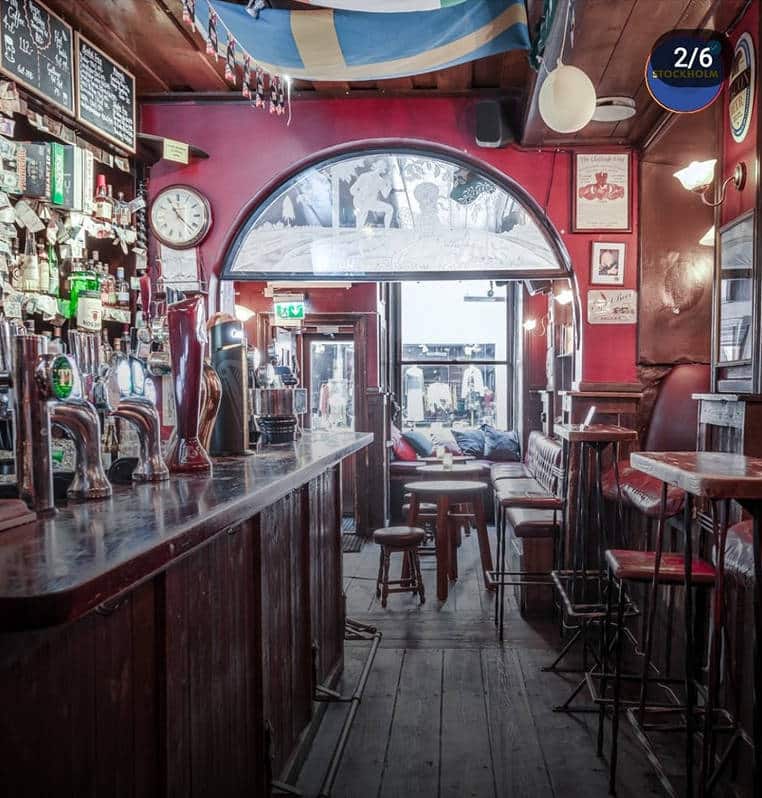 Ambiance chaleureuse du pub irlandais Wirströms Pub à Stockholm.