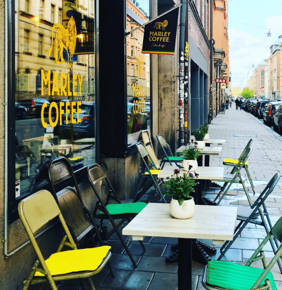 Sur la terrasse du Café Marley à Stockholm.