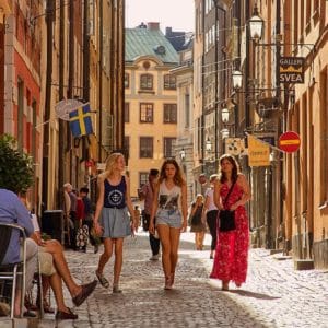 Flanerie dans les ruelles de Gamla Stan, centre historique de la capitale suédoise. Photo Pedro Szekely - Licence CCBYSA40