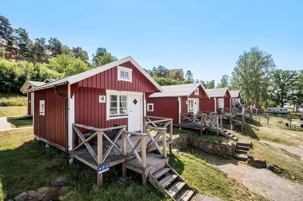 Bungalows en bois sur le camping près de Stockholm