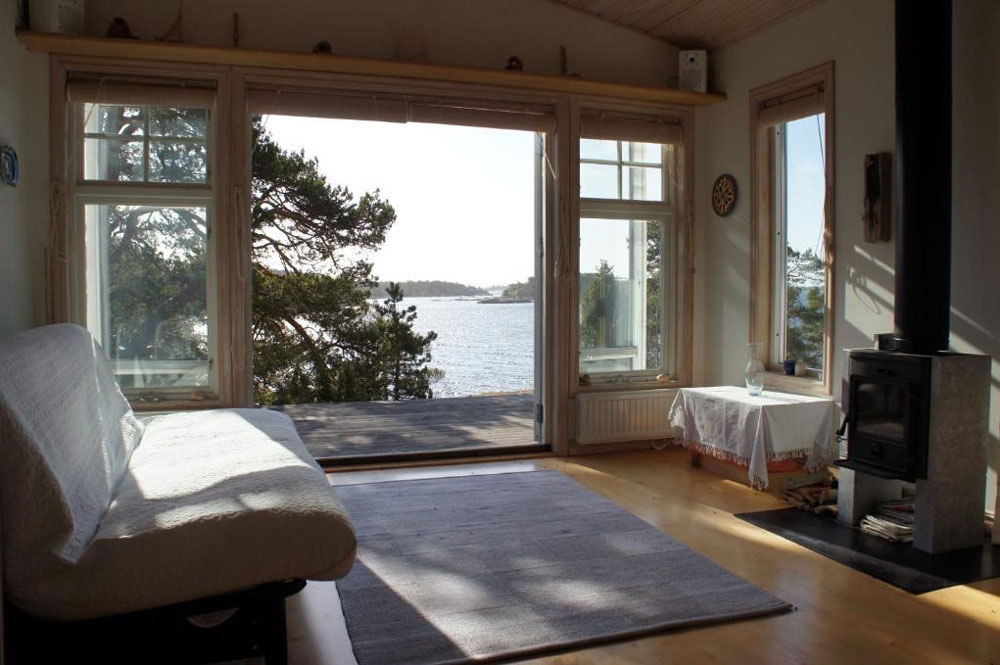 Vue depuis le chalet en bois sur l'une des îles de l'archipel de Stockholm.