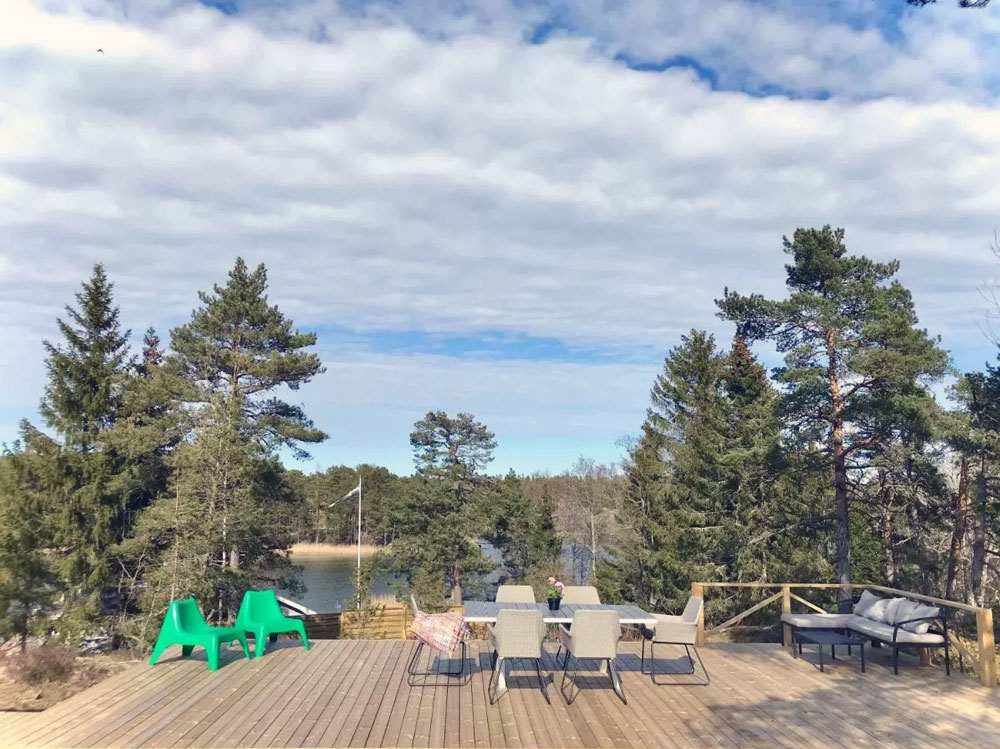 Belle terrasse devant le chalet de bois près de Stockholm.