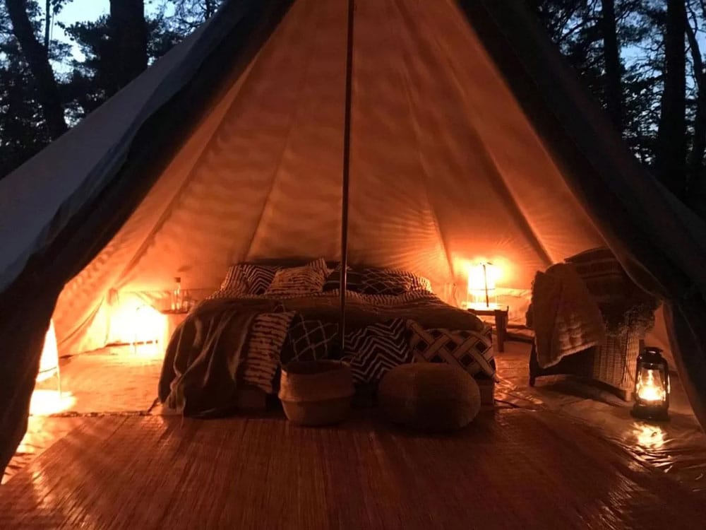 Pour une expérience "nature" dans la tente-tipi-yourte près de Stockholm.