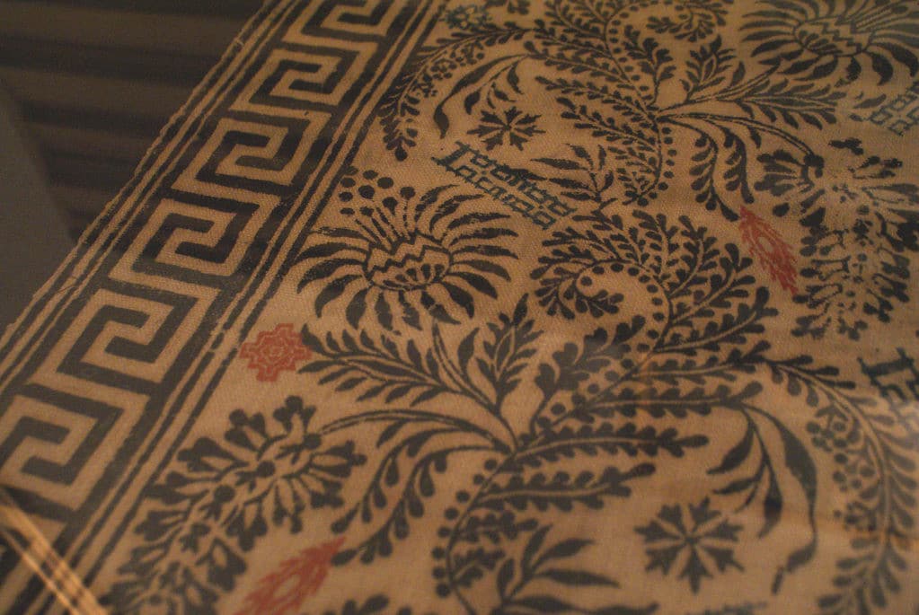 Motif populaire sur textile au musée ethnographique de Stockholm.