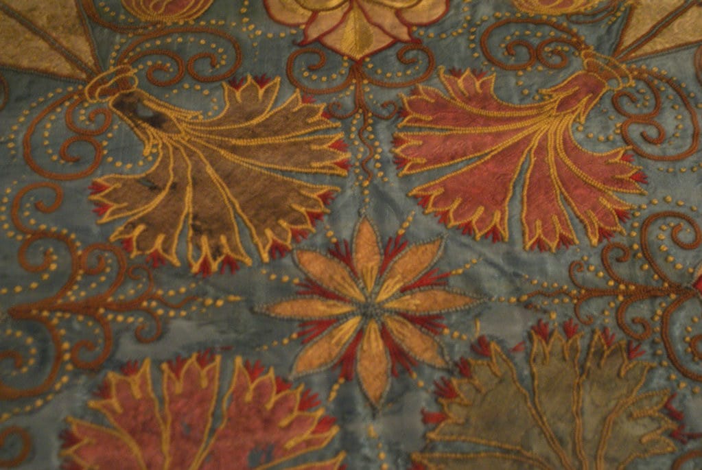 Motif populaire sur textile au musée ethnographique de Stockholm.