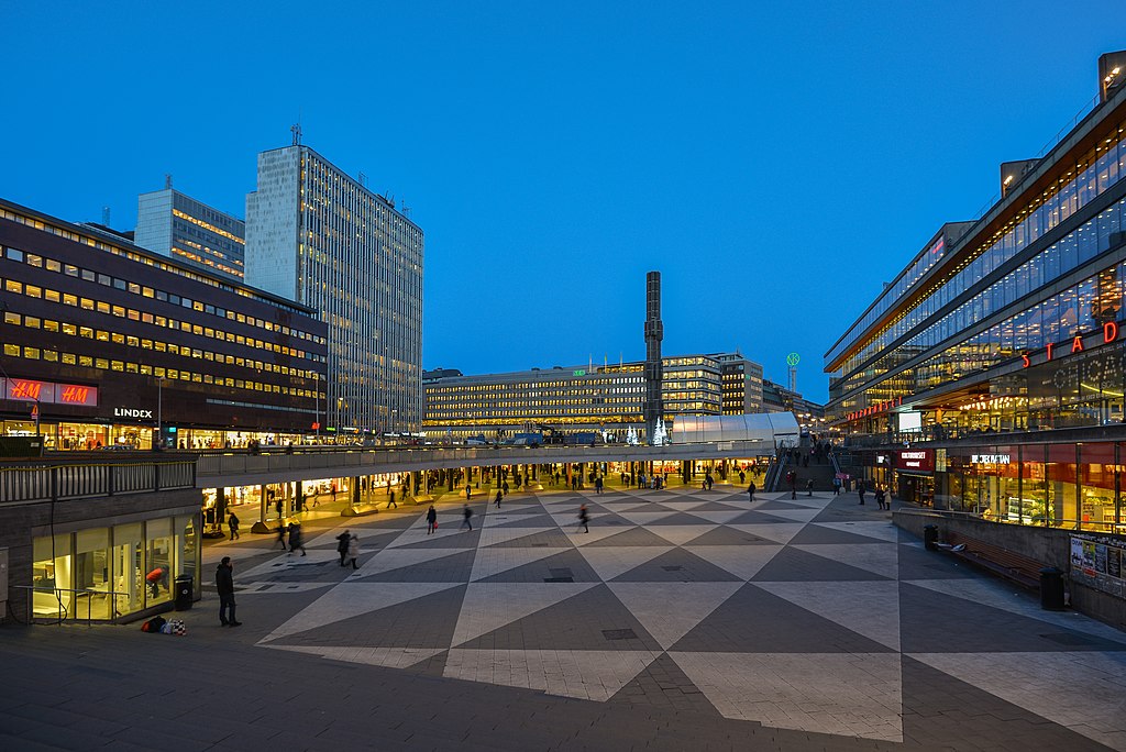 Place Sergels torg dans le centre de Stockholm - Photo d'Arild Vagen - Licence CCBYSA 4.0