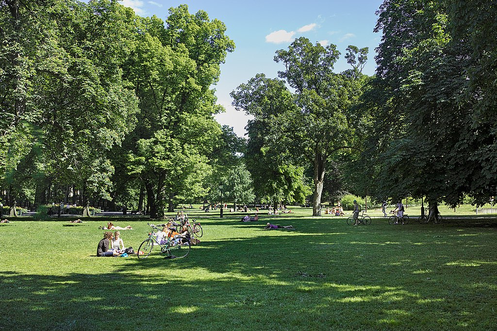 Parc d'Humlegarden dans le quartier d'Ostermalm à Stockholm - Photo d'Ake Gunnarsson - Licence CCBYSA 4.0