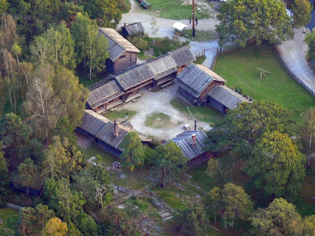 Une des fermes du Skansen de Stockholm vue du ciel - Photo d'Esquilo - Licence CCBYSA 3.0