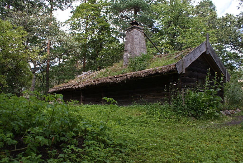 Toit végétalisé sur une maison en bois du Skansen de Stockholm.