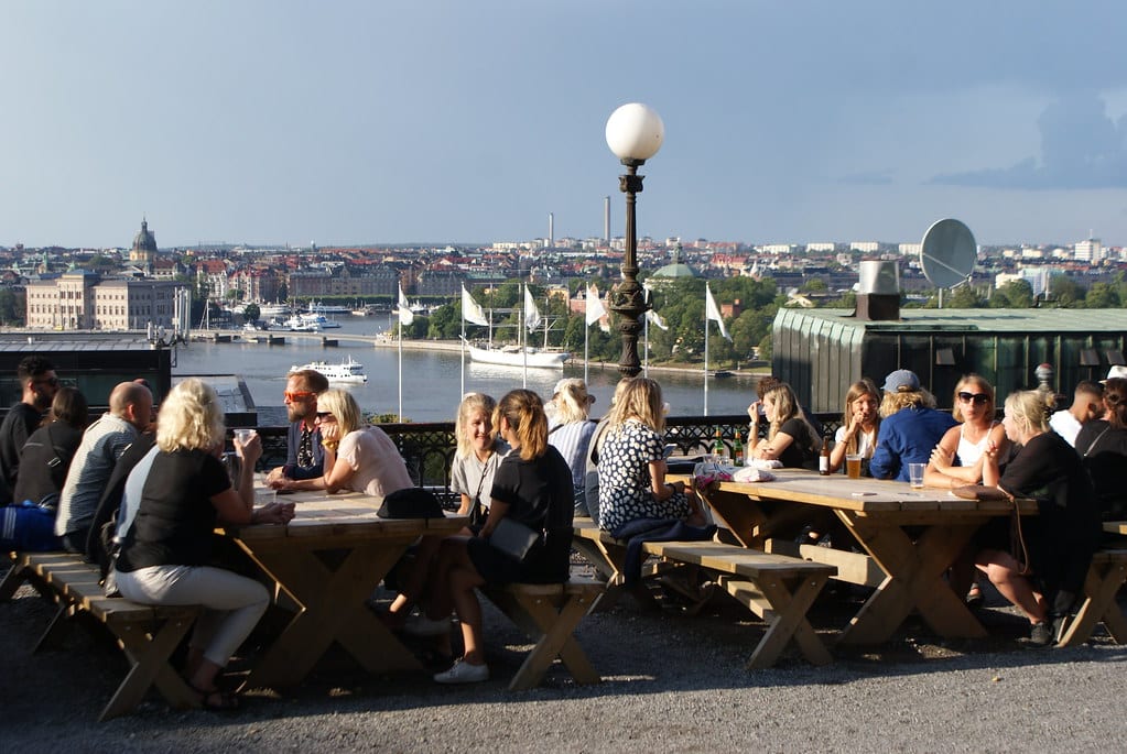 Terrasse avec belle vue sur Stockholm depuis le bar du Mosebacketerrassen.
