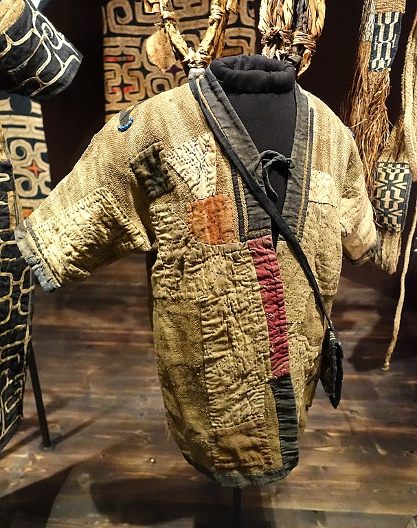 Vêtement Ainu du Japon - musée ethnographique : Etnografiska museet de Stockholm.