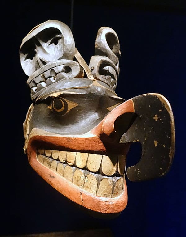 Masque du Nord ouest américain au musée ethnographique : Etnografiska museet de Stockholm.