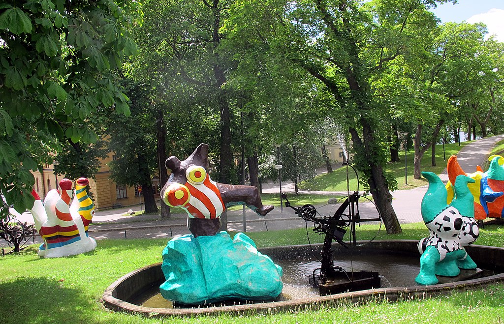 Dans le parc du Musée d'art moderne de Stockholm (Moderna Museet). Photo de Murat Ozsoy 58 - Licence CCBYSA 4.0