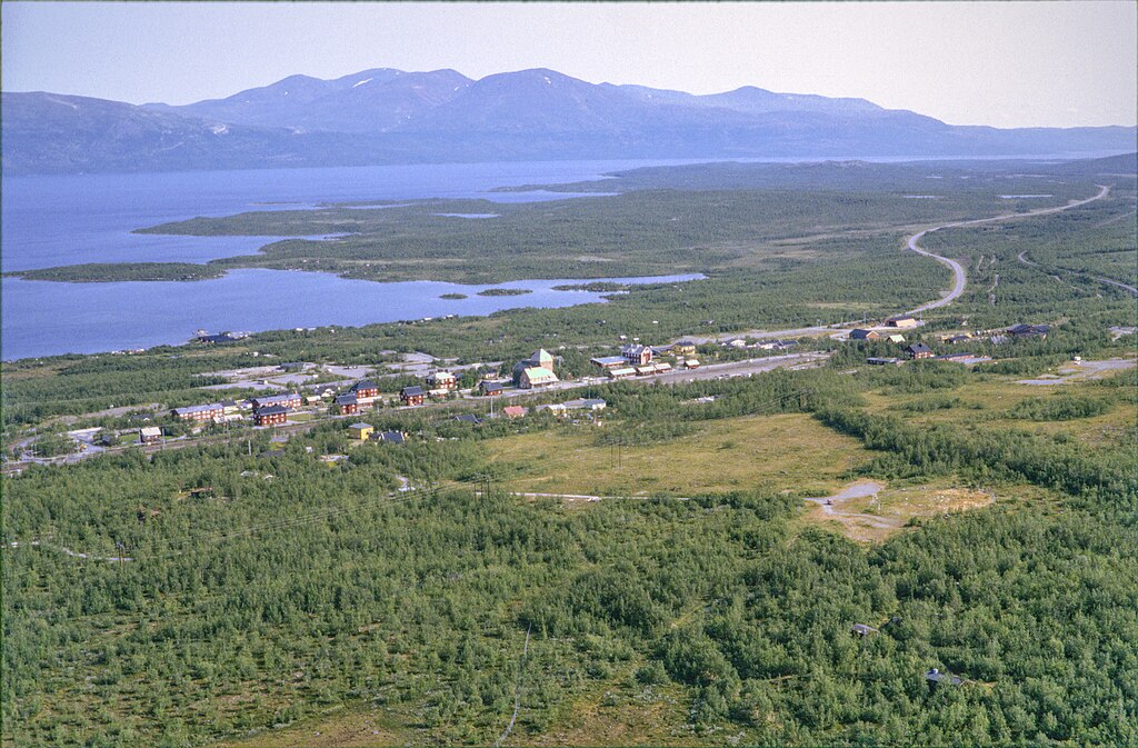 Vue aérienne sur la gare d'Abisko en Suède et sur son parc - Photo de Jan-Norrman Riksantikvarieambetet - Licence ccby25