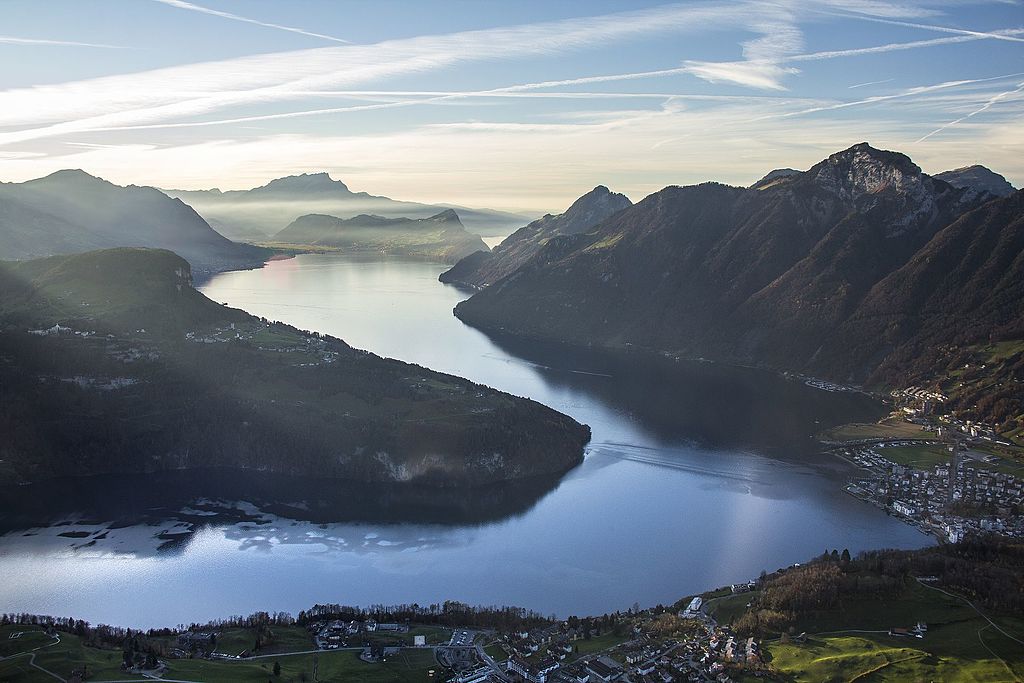 Vue sur le Fronalpstock et le Mont Pilatus au dessus de Lucerne en Suisse - Photo d'Ondrej Cernin - Licence ccbysa 4.0