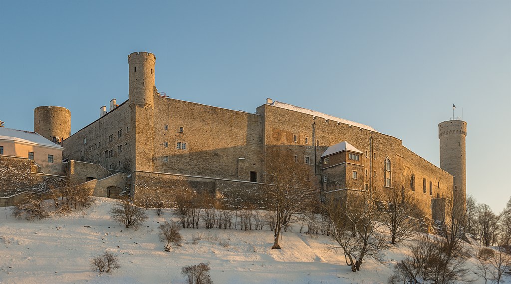 Le château de Toompea, siège du Riigikogu, à Tallinn (Estonie). Photo de Abrget47j